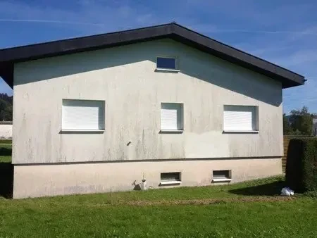 Fasáda před tlakovým čištěním