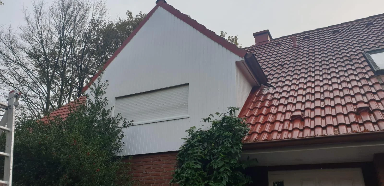 Fasáda domu po tlakovém čištění