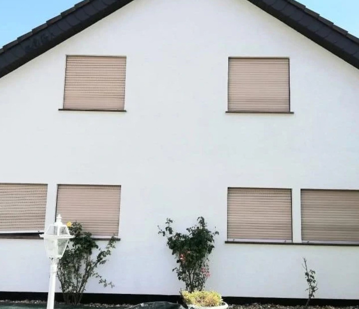 Fasáda domu před a po tlakovém čištění – Po