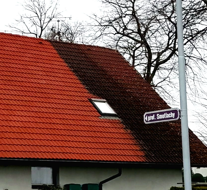 Střecha v průběhu tlakového čištění – polovina vyčištěná