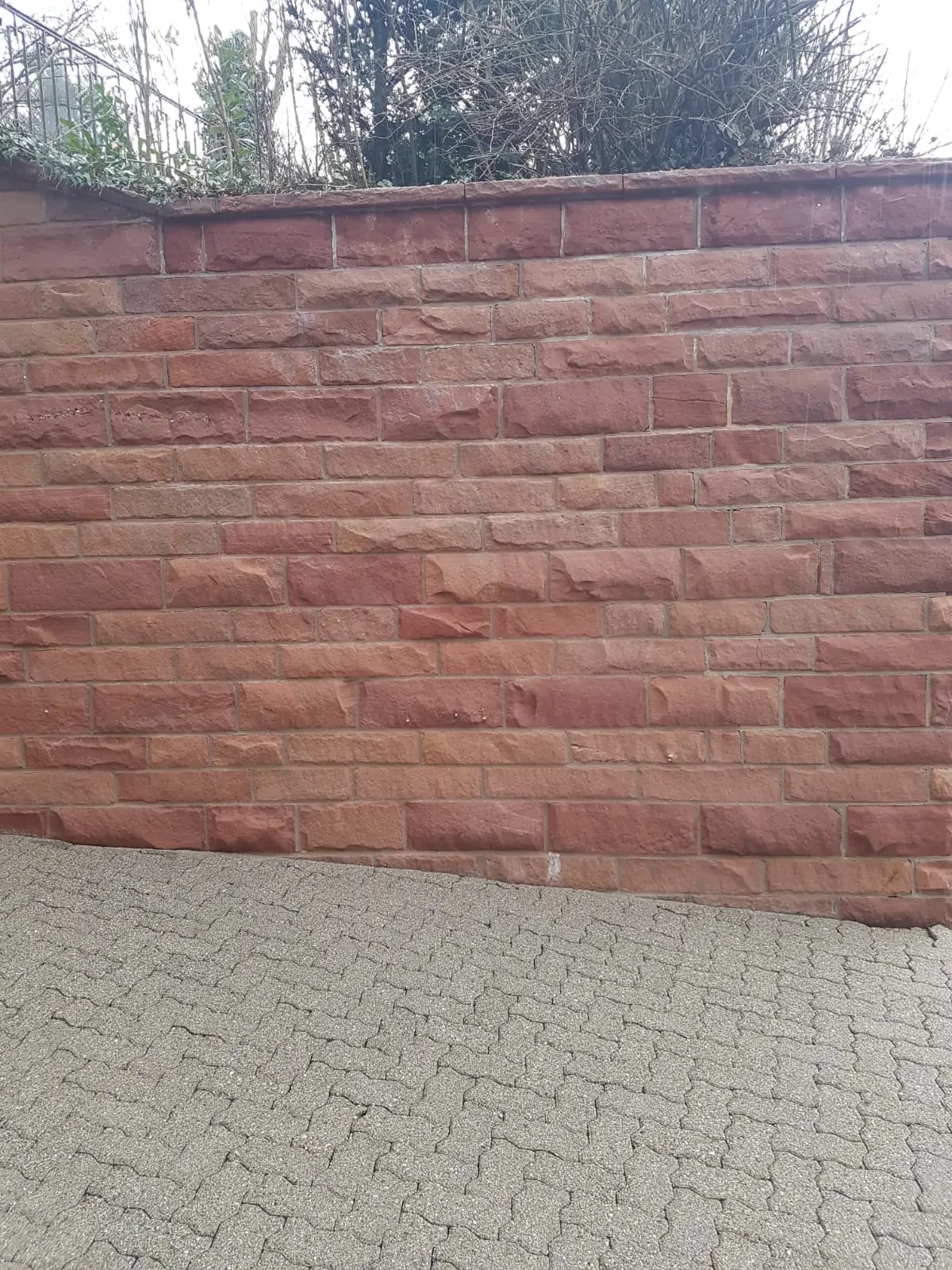Kamenná zídka po tlakovém čištění